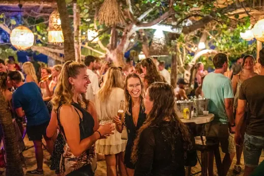 mambo-beach-happy-hour-friends